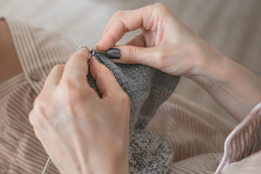 découvrez l'art du tricot : astuces, modèles et conseils pour créer vos propres vêtements et accessoires faits main avec élégance et créativité.