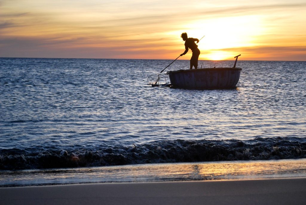 le salaire brut correspond à la rémunération totale avant déductions des cotisations sociales et impôts. découvrez comment il est calculé et son importance dans votre fiche de paie.