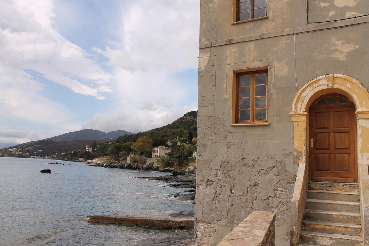 découvrez la beauté unique de la corse, une île méditerranéenne alliant plages paradisiaques, montagnes majestueuses et riche patrimoine culturel.