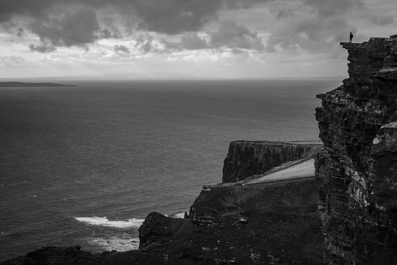 découvrez l'irlande, un pays riche en histoire, paysages verdoyants, culture vibrante et traditions uniques. partez à l'aventure entre châteaux médiévaux, côtes sauvages et villes animées.