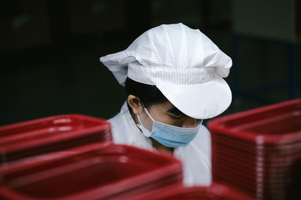 découvrez le code des couleurs des uniformes médicaux pour mieux identifier les professionnels de santé et leurs rôles spécifiques dans les établissements.